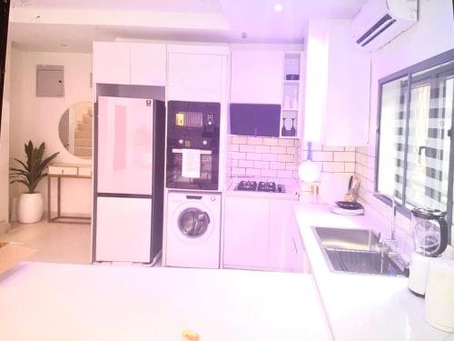 Una cocina o zona de cocina en 3 bed Maissoinet Smart home in Lekki Phase 1