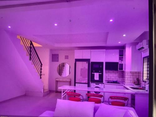 Una televisión o centro de entretenimiento en 3 bed Maissoinet Smart home in Lekki Phase 1