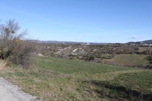 un chemin de terre à côté d'un champ herbeux dans l'établissement Chambres d'hôtes Des couleurs et des Mots, à Villeuneuve-de-Berg
