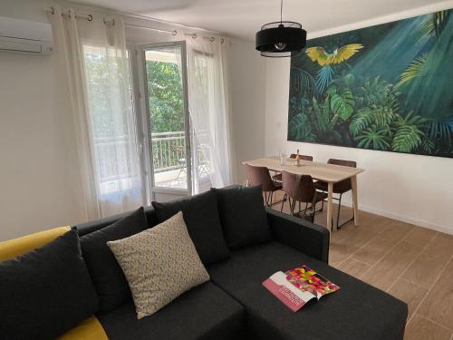 un salon avec un canapé et une table dans l'établissement Le Nid D'Aiguelongue Parking Wifi Climatisation Terrasse, à Montpellier