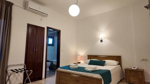 a bedroom with a bed and a bathroom at Hotel Marybill in Perissa