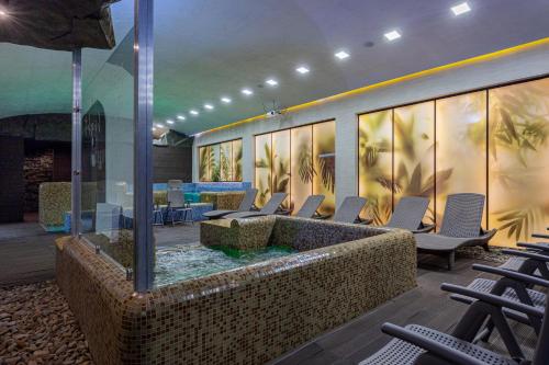 La alberca dentro o cerca de Helios Hotel & SPA
