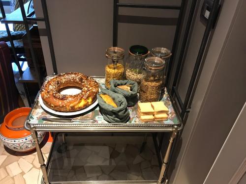 een tafel met een krakeling en kaas erop bij Skyline 1/7 B&B in Bologna