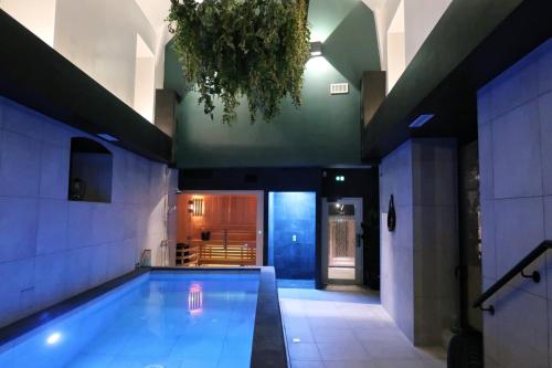 a swimming pool in the middle of a building at Brit Hotel Les Voyageurs in Loudéac