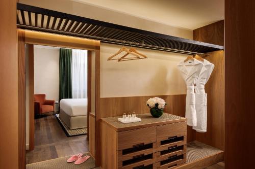 Un ou plusieurs lits dans un hébergement de l'établissement Park Hyatt Milano