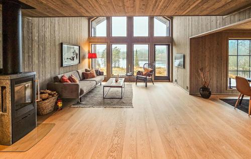 Χώρος καθιστικού στο Stunning Home In Vinje With Wifi