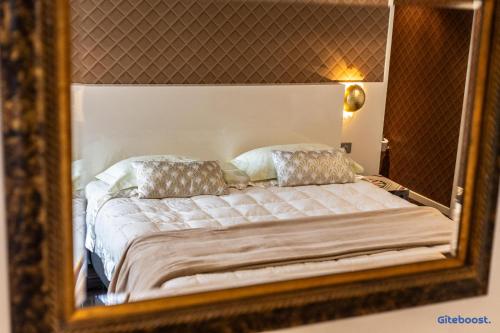 a reflection of a bed in a mirror at Le Val des Sens in Chatte