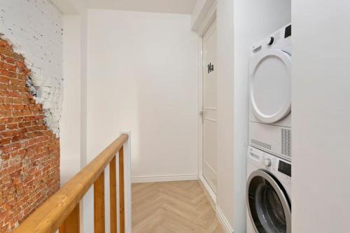 a laundry room with a washer and dryer at Eindhoven City Suites Hoogstraat CC Modern 3P in Eindhoven
