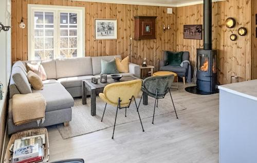 Χώρος καθιστικού στο 4 Bedroom Awesome Home In Eggedal