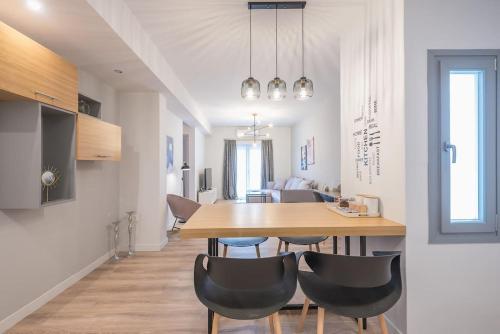 Modern & Spacious 2 Bedroom Apartment with Rooftop Acropolis View Access