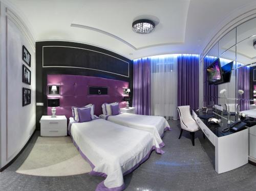 Кровать или кровати в номере Mirax Boutique Hotel