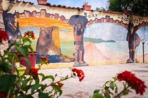 a mural on the side of a building with flowers at Hotel Villa Belfiori in Torre Dei Corsari