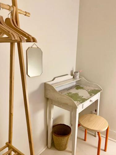 a white desk with a chair and a mirror at Le Joyeux - T3 au coeur du Quartier Haut in Sète