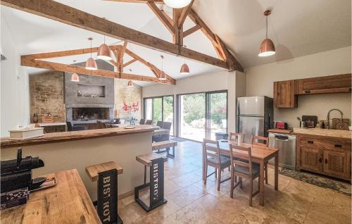 Η κουζίνα ή μικρή κουζίνα στο Cozy Home In Saint-Jean-De-Minervoi