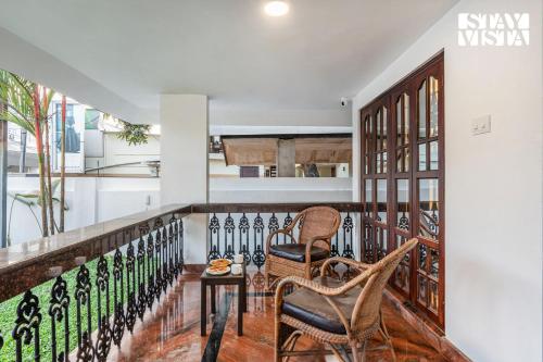 Гостиная зона в StayVista at Riviera Residence