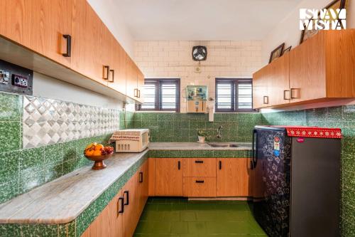 Кухня или мини-кухня в StayVista at Riviera Residence
