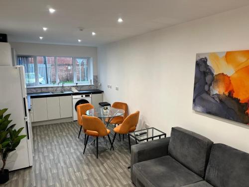 Χώρος καθιστικού στο Spacious 2-Bed Flat with Free Parking Near Nottingham!