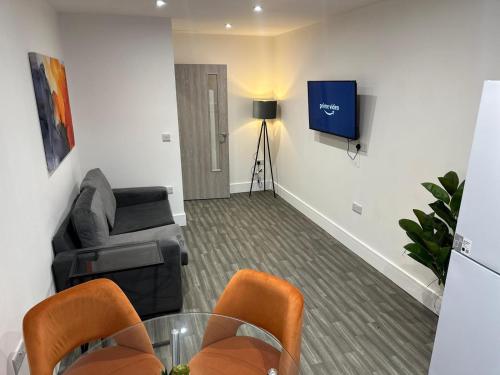 Χώρος καθιστικού στο Spacious 2-Bed Flat with Free Parking Near Nottingham!