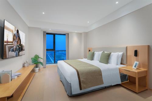 Una cama o camas en una habitación de Somerset Fengdong Xi'an