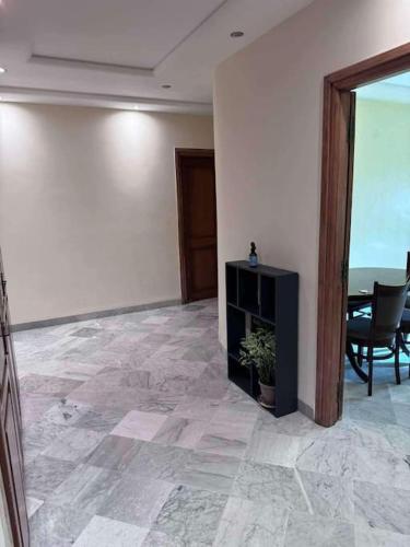 Μια τηλεόραση ή/και κέντρο ψυχαγωγίας στο Modern Apartment in El Achour
