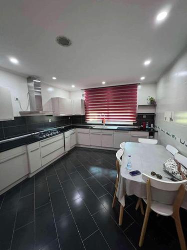 Η κουζίνα ή μικρή κουζίνα στο Modern Apartment in El Achour