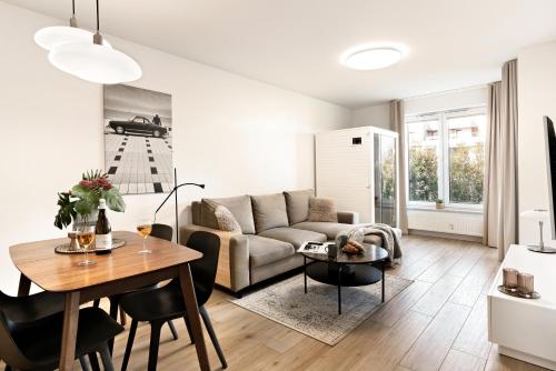 un soggiorno con un divano e un tavolo di Apartament z Jacuzzi & Sauna Chillout a Kołobrzeg