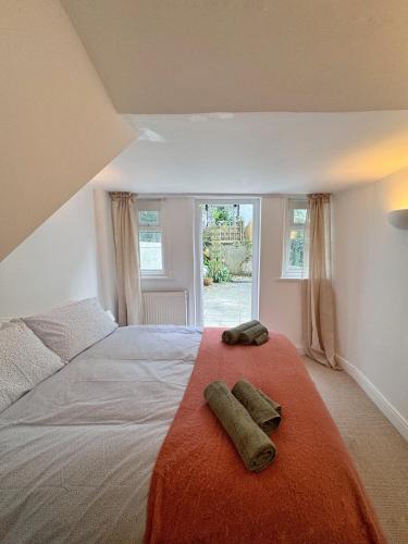 a bedroom with a bed with two towels on it at Quaint apartment in Central Brighton - Sleeps 2 to 6 in Brighton & Hove