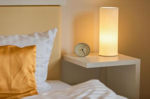 Fischadler - Ferienwohnung mit Terrasse, Kamin, Bootsverleih & Seezugangにあるベッド