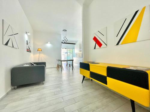 ein Wohnzimmer mit gelben und schwarzen Möbeln in der Unterkunft La Corte di Nonna Gina in Tortolì