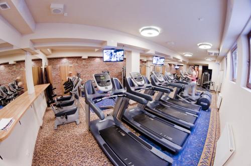 una sala de fitness con cintas de correr y equipo cardiovascular en Hotel Agit Congress&Spa, en Lublin