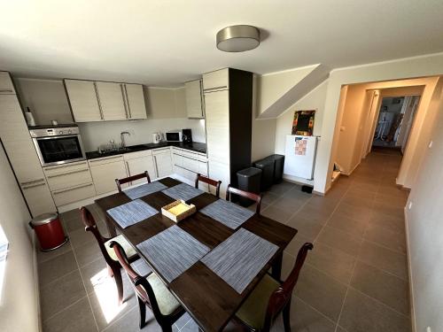 HelfantHelfant Luxembourg Deluxe Double Room 1的配有桌椅的厨房和餐厅