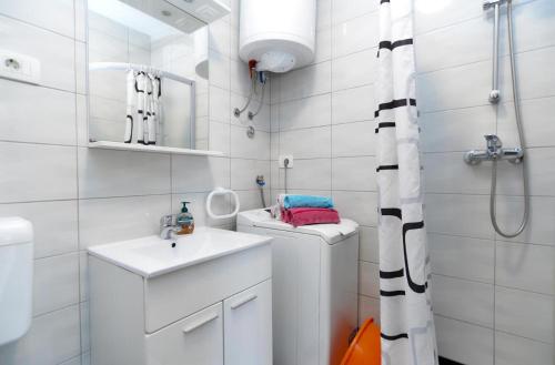 Et badeværelse på Lovely flat just steps from the beach