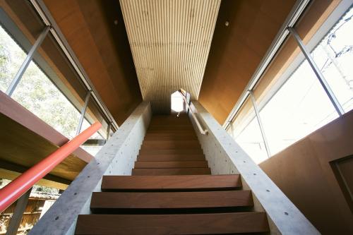 岡山市にあるA&A Okayamaの大きな窓のある建物内の階段