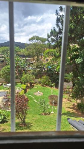 Κήπος έξω από το Quarto em Miguel Pereira - Casa Ohana