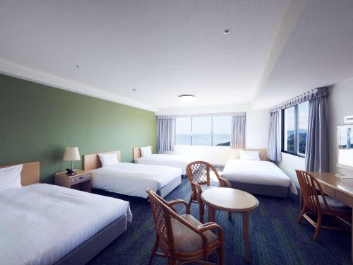 Postel nebo postele na pokoji v ubytování Grand Mercure Wakayama Minabe Resort & Spa