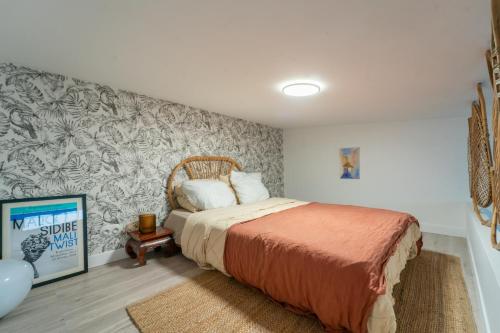 une chambre avec un lit et un mur dans l'établissement La Tiny House Bohémienne, à Argenteuil