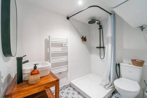 une salle de bain avec toilettes et douche dans l'établissement La Tiny House Bohémienne, à Argenteuil