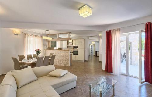 un soggiorno con un divano bianco e un tavolo di Villa Funcici a Lovrinići