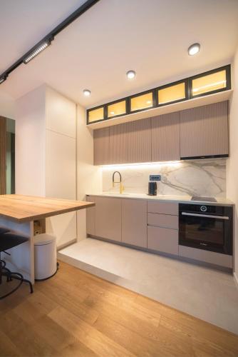 Legacy Apartment - Modern Stay with Parking