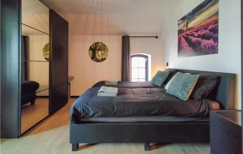 Ένα ή περισσότερα κρεβάτια σε δωμάτιο στο Cozy Home In Den Ham With Kitchen
