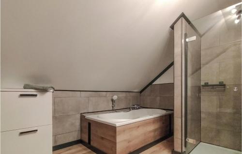Ένα μπάνιο στο Cozy Home In Den Ham With Kitchen