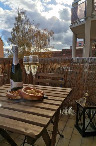 - une table de pique-nique avec une bouteille de vin et un verre dans l'établissement Appartement 2 pièces Obernai proche centre ville, à Obernai