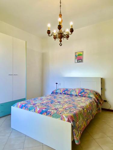 a bedroom with a bed and a chandelier at Appartamento Bimba in Toscana in Bettolle