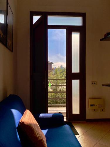a living room with a door open to a balcony at Appartamento Bimba in Toscana in Bettolle