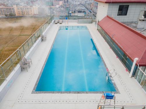 Kolam renang di atau dekat dengan Echarm Hotel Du'an High-speed Railway Station