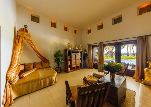 sala de estar amplia con cama y sofá en Baraza Resort and Spa Zanzibar, en Bwejuu