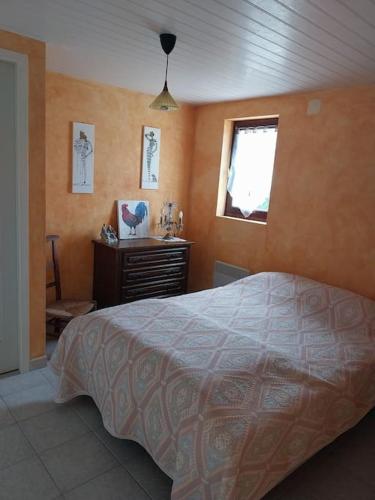 une chambre avec un lit, un bureau et une fenêtre dans l'établissement un coin tranquille, aux Mathes