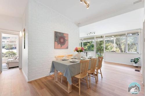 シドニーにあるModern House with Spacious Backyard in Telopeaのギャラリーの写真