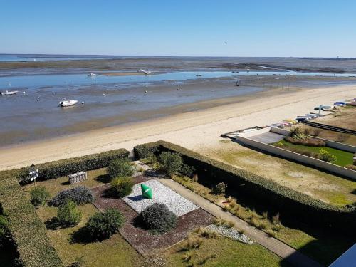 - une vue aérienne sur une plage avec une étendue d'eau dans l'établissement T2 Les pieds dans l'eau, à Arcachon