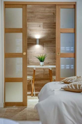 a bedroom with a bed and a table with a plant at Appartement luxueux avec jacuzzi in Saint-Martin-dʼHères